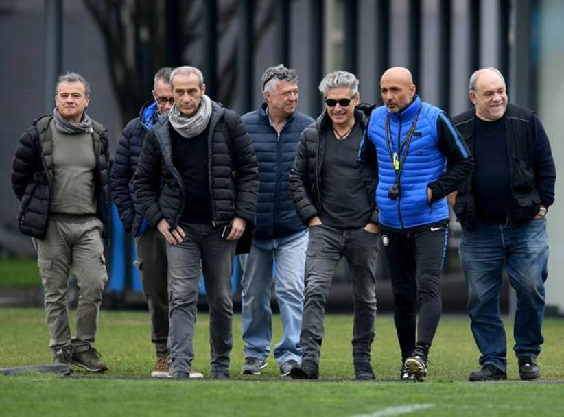  Luciano Ligabue con lo staff dell&#39;Inter